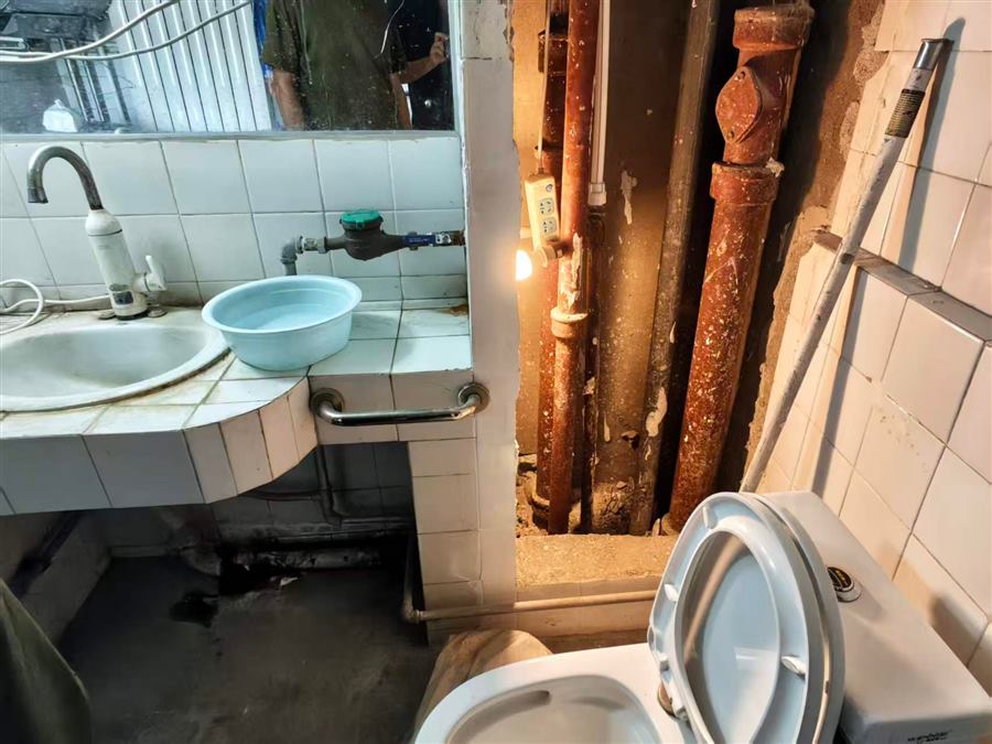 维修中：更换PVC管道