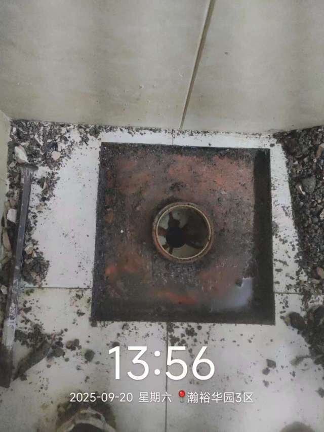 维修前:地漏锈蚀霉变渗水