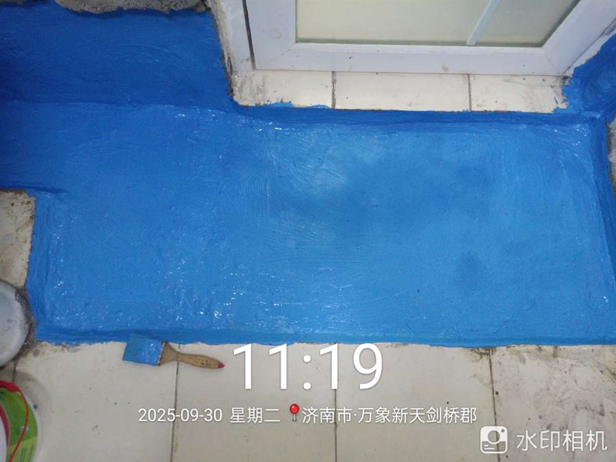 维修前:防水层老化失效